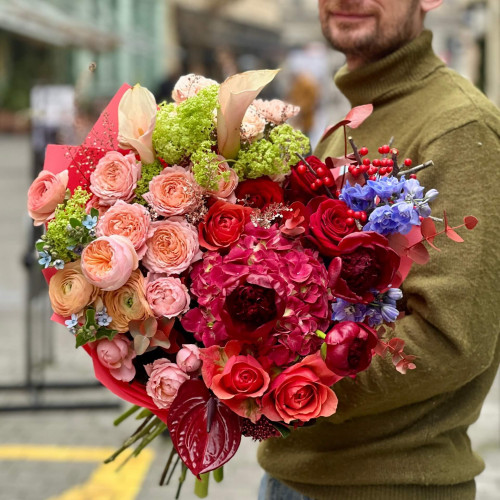 Розкішний букет з півоніями та антуріумами «Королівський рубін»
