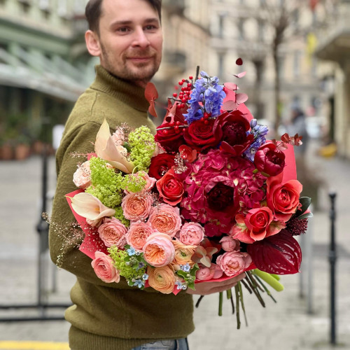 Розкішний букет з півоніями та антуріумами «Королівський рубін»