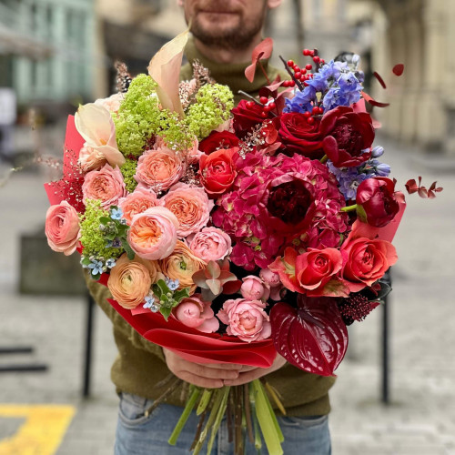 Розкішний букет з півоніями та антуріумами «Королівський рубін»