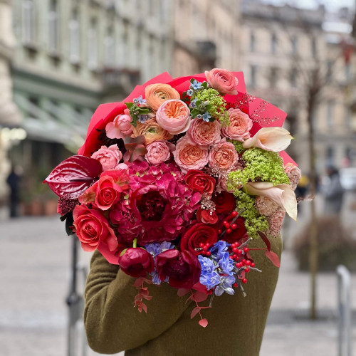 Розкішний букет з півоніями та антуріумами «Королівський рубін»
