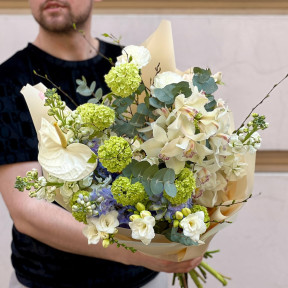 Світлий ароматний букет із цимбідіумом «Пробудження природи»