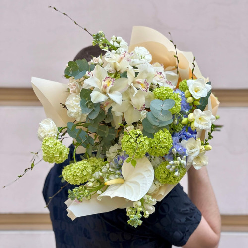 Світлий ароматний букет із цимбідіумом «Пробудження природи»