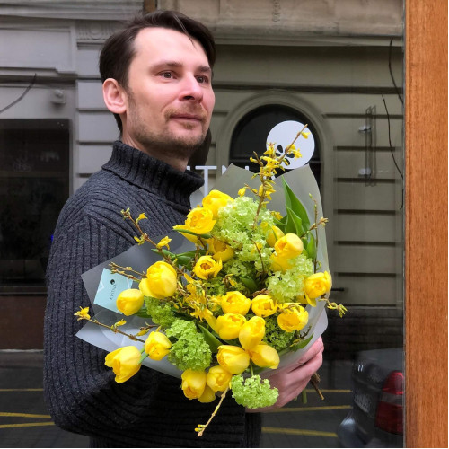 25 сонячних тюльпанів у букеті «Весняний лимонад»