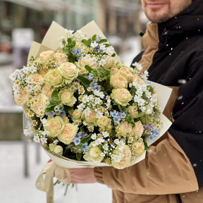 Нежный букет с оксипеталумом и кустовой пионовидной розой Summerrose «Мерцающее солнышко»
