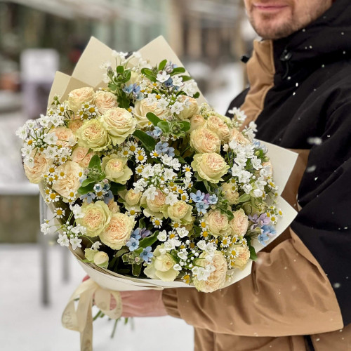 Нежный букет с оксипеталумом и кустовой пионовидной розой Summerrose «Мерцающее солнышко»