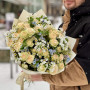Нежный букет с оксипеталумом и кустовой пионовидной розой Summerrose «Мерцающее солнышко»