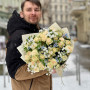 Нежный букет с оксипеталумом и кустовой пионовидной розой Summerrose «Мерцающее солнышко»