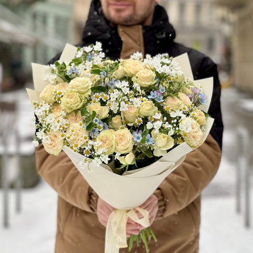 Нежный букет с оксипеталумом и кустовой пионовидной розой Summerrose «Мерцающее солнышко»