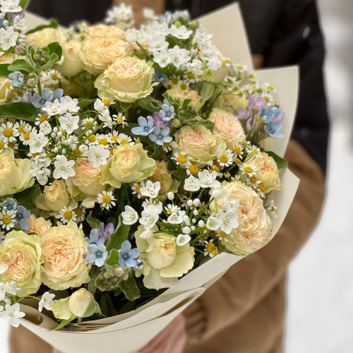 Нежный букет с оксипеталумом и кустовой пионовидной розой Summerrose «Мерцающее солнышко»