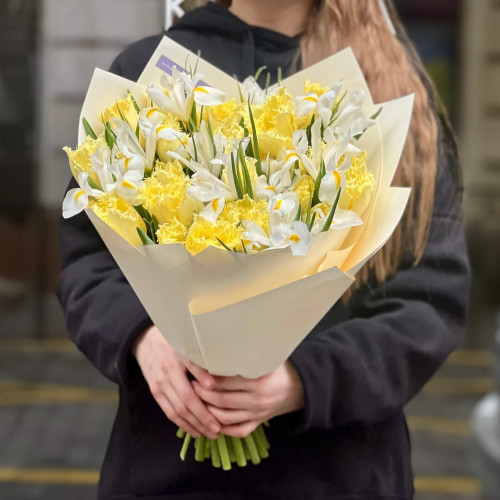 Сонячний букет з бахромчастими тюльпанами та ірисами «Весняний настрій»