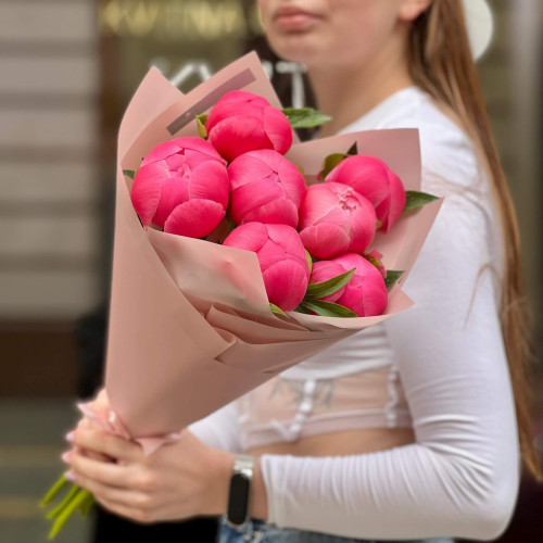 7 півоній Coral Charm у букеті «Яскравий комплімент»