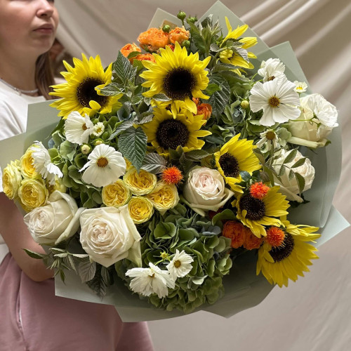 Світлий літній букет «Пишний сад»