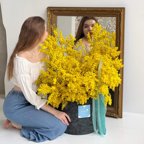 Роскошная пушистая композиция из итальянской душистой мимозы «Сад солнца»