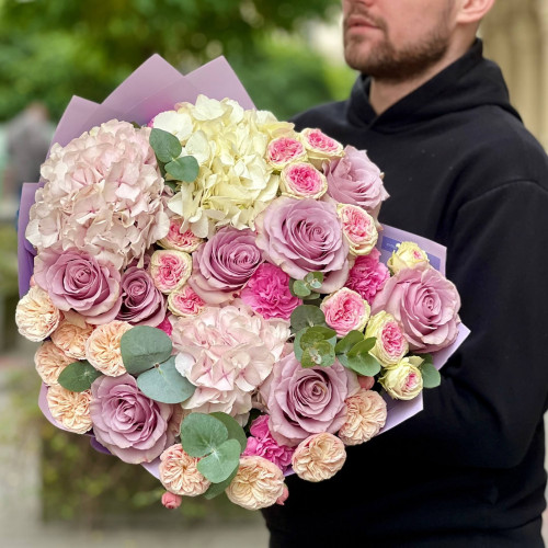 Luxurious bouquet with hydrangea and roses «Lavender breeze»