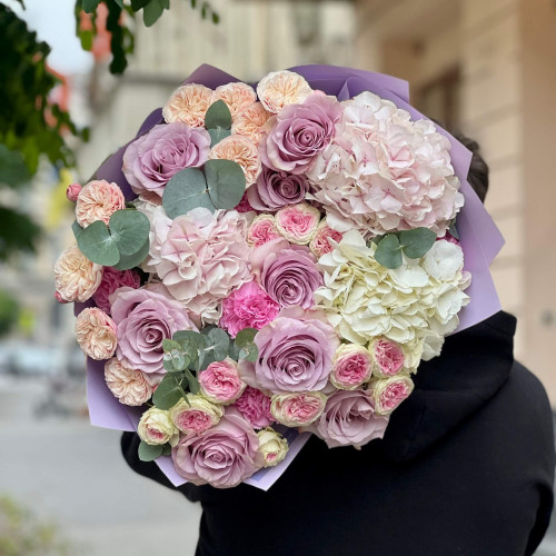 Luxurious bouquet with hydrangea and roses «Lavender breeze»
