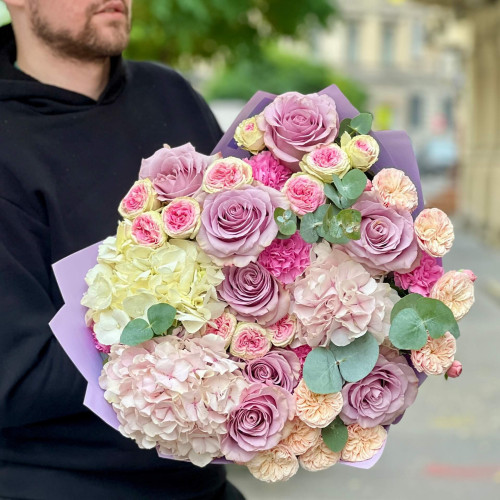 Luxurious bouquet with hydrangea and roses «Lavender breeze»