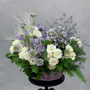 Кошик з квітами «Ранок в Абатстві»