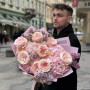 Казковий букет з преміальних троянд та запашного бузку «Красива мить»