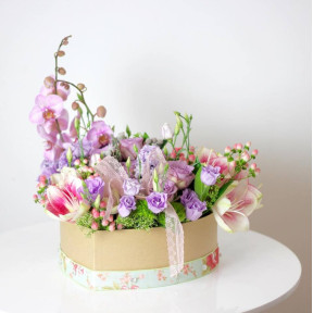 Квіти в коробці у формі серця