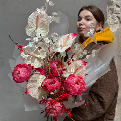 Фантастичний букет з півоніями та антуріумом «Кораловий вітраж»