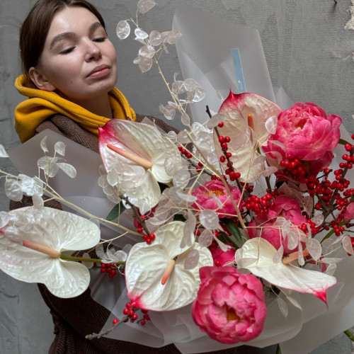 Фантастичний букет з півоніями та антуріумом «Кораловий вітраж»