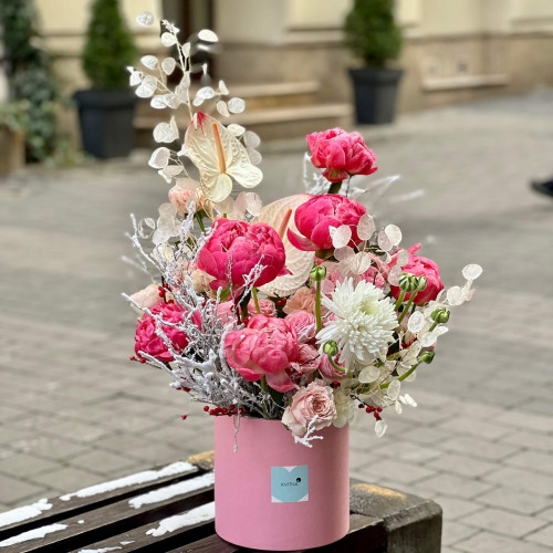 Композиція в коробці з півоніями «Захоплююча Катерина»