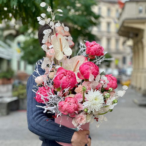 Композиція в коробці з півоніями «Захоплююча Катерина»