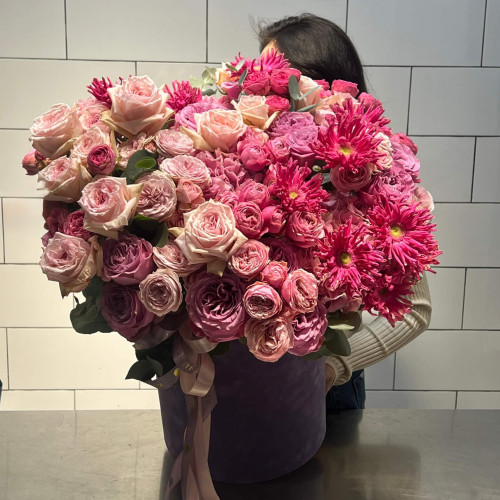 Яркая композиция в коробке с пионовидными розами и герберами «Её величество любовь»