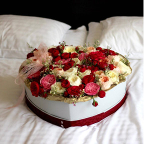 Велетеньське серце з піоновидними трояндами