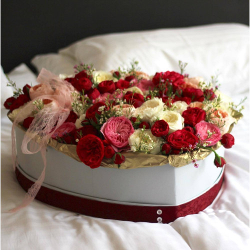 Велетеньське серце з піоновидними трояндами