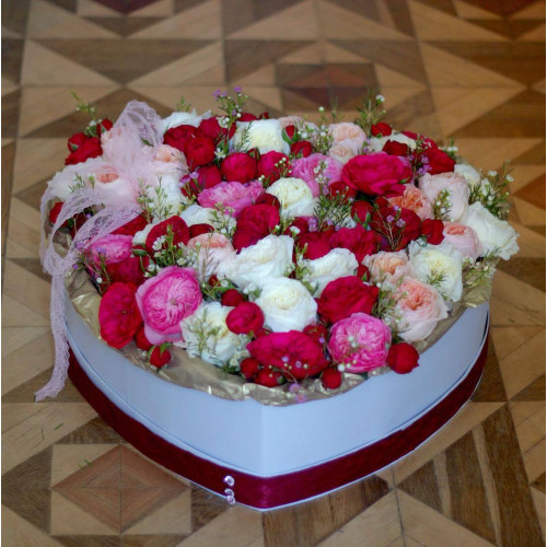 Велетеньське серце з піоновидними трояндами