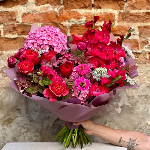 Неймовірний букет з насиченими відтінками «Вишневе шаленство»