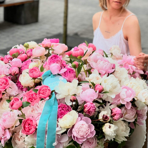 Величезний кошик із 501 півонії «Ти мій всесвіт!»