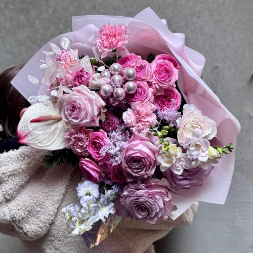 Романтичний букет з антуріумом «Солодкі мрії»