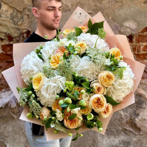 Розкішний букет з піоновидними трояндами «Біле золото»