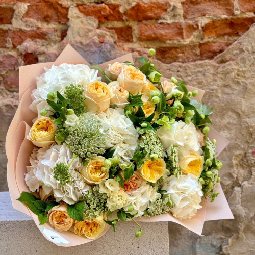 Розкішний букет з піоновидними трояндами «Біле золото»
