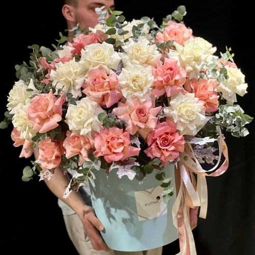 Коробка з квітами «За лаштунками кохання»