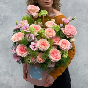 Квіти в коробці «Трояндові обійми»