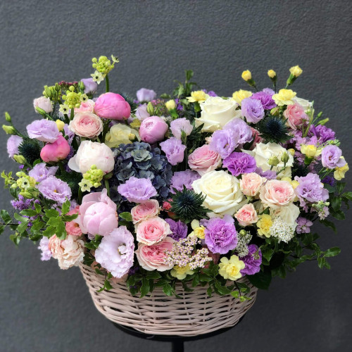 Кошик з квітами «Ранкова німфа»