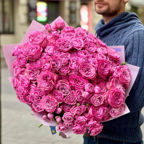 Розкішний малиновий букет з кущових та півонієподібних троянд «Подарунок любові»