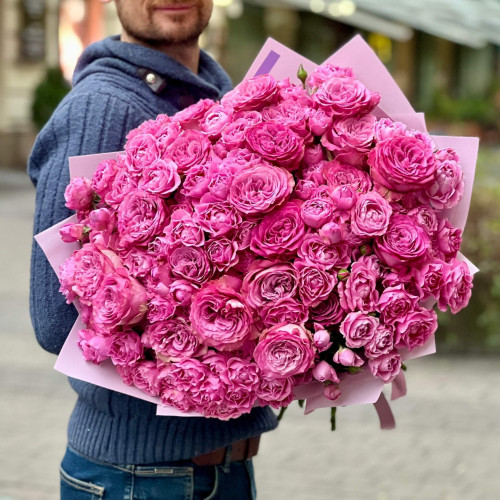 Розкішний малиновий букет з кущових та півонієподібних троянд «Подарунок любові»