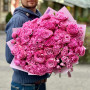 Розкішний малиновий букет з кущових та півонієподібних троянд «Подарунок любові»