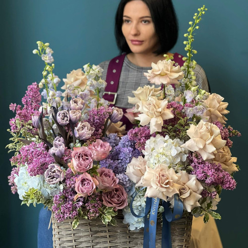 Невероятно красивая корзина в цветах романтичного города «Влюблённый Львов»