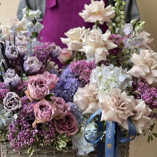 Невероятно красивая корзина в цветах романтичного города «Влюблённый Львов»