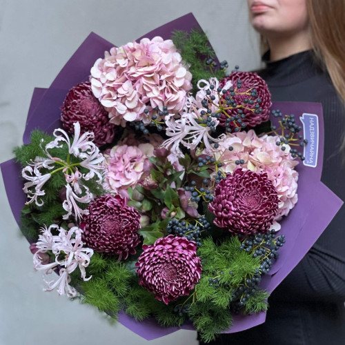 Фіолетовий букет з гортензіями на каркасі «Спів пурпурового колібрі»
