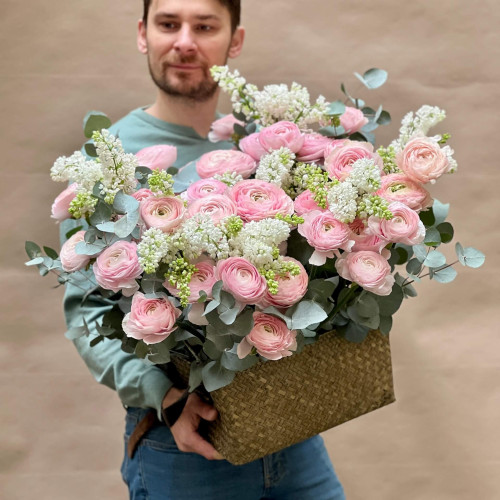 Тендітна композиція з ранункулюсами та бузком «Сади Венери»