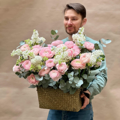 Тендітна композиція з ранункулюсами та бузком «Сади Венери»