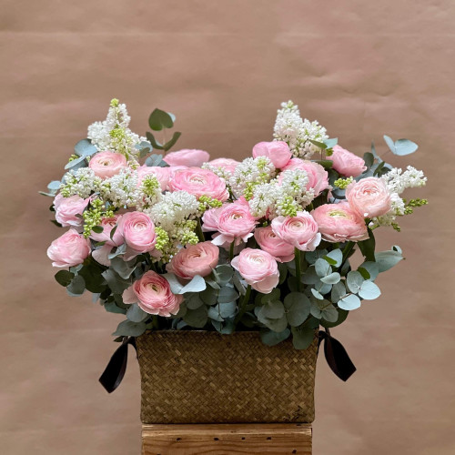 Тендітна композиція з ранункулюсами та бузком «Сади Венери»