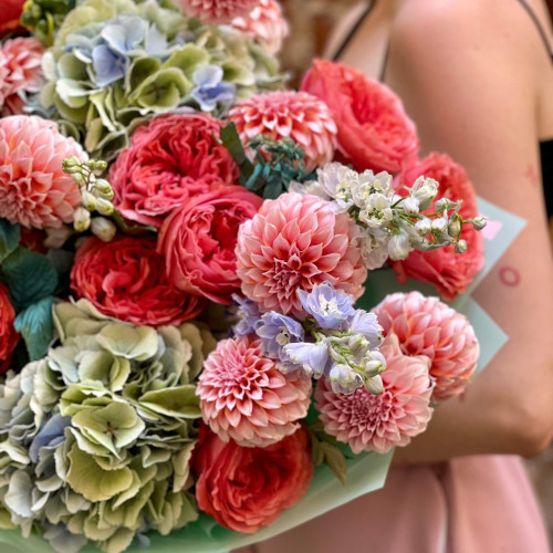 Розкішний букет з піоновидними трояндами та жоржинами «Марокканське небо»