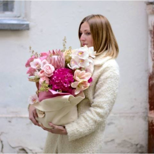 Найприємніша важкість - величезна рожева композиція з гортензією та піоновідними садовими трояндами